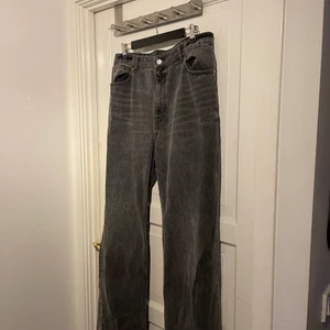 Monki wide leg storlek 31,31 - Hej säljer mina monki byxor pågrund av att jag tycker att de är för vida. Så aldrig använda. Skriv vid frågor. 