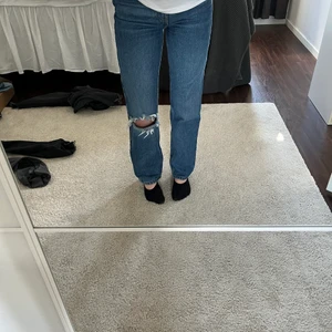 Jeans från weekday - Säljer ett par jeans från weekday dom faller så snyggt över skorna 