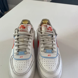 Nike Air Force 1 - Säljer nu mina Nike Air Force 1 i en unik design. Köpta för ca 2 år sedan på Zalando och använts sparsamt sedan dess. Liten defekt på vänster häl men inget man tänker på. 