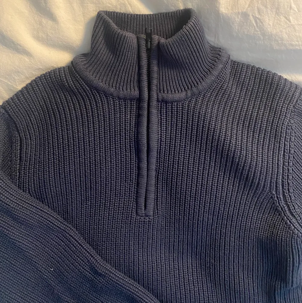 En marinblå stickad tröja med en kvart dragkedja. Bra skick, köpt från sellpy. Det är en herrmodell men väldigt liten.  Frakt 49kr och pris kan diskuteras. . Tröjor & Koftor.