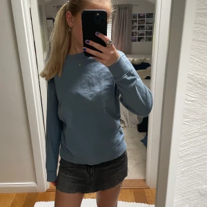 blå collagetröja - sjukt nice blå collage tröja perfekt att ha en sval sommarkväll😇😇 nyskick , barnstorlek 152 men passar XS