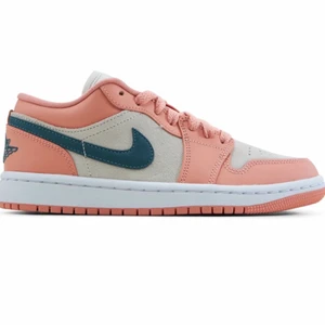 Air Jordan 1 Low - Säljer mina Jordans i storlek 36. Helt oanvända kvar i kartong! Bud om flera är intresserade 💕 Kan mötas i Stockholm eller skicka (köpare står för frakt) 💕🌸 