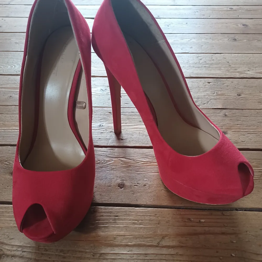 Basic heels från Zara, något använda men i väldigt bra skick, jag säljer de för att de inte kommit till användning på länge. De är lite rödare i verkligheten än vad bilden visar:) Fråga om ni undrar något eller vill ha fler bilder💕 (De är ca 15 cm) Köparen står för frakten❣. Skor.