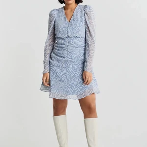 Gina Tricot klänning - Superfin klänning ifrån Gina Tricot!!! Perfket nu till sommaren🌷☀️ aldrig använd och lappen kvar så den är i perfekt skick. Nypris 500kr