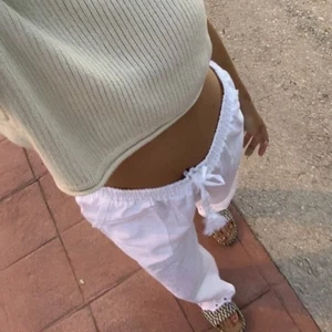 Linnebyxor  - Supersommriga och fina linne byxor! Jag köpte tyvärr dessa i en för stor stolek. Säljer dom då de är alderless för långa på mig (157cm). Dom är helt oanvända och lappen sitter kvar💕 köpte dem för 600kr🥰 (första två bilderna är lånade)