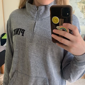 En grå tröja  - En grå tröja med krage 