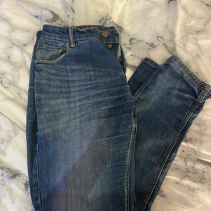 Lågmidjade jeans  - Mörkblåa lågmidjade jeans, super snygga och sitter perfekt. Utan några skador. Köparen står för frakten 💕