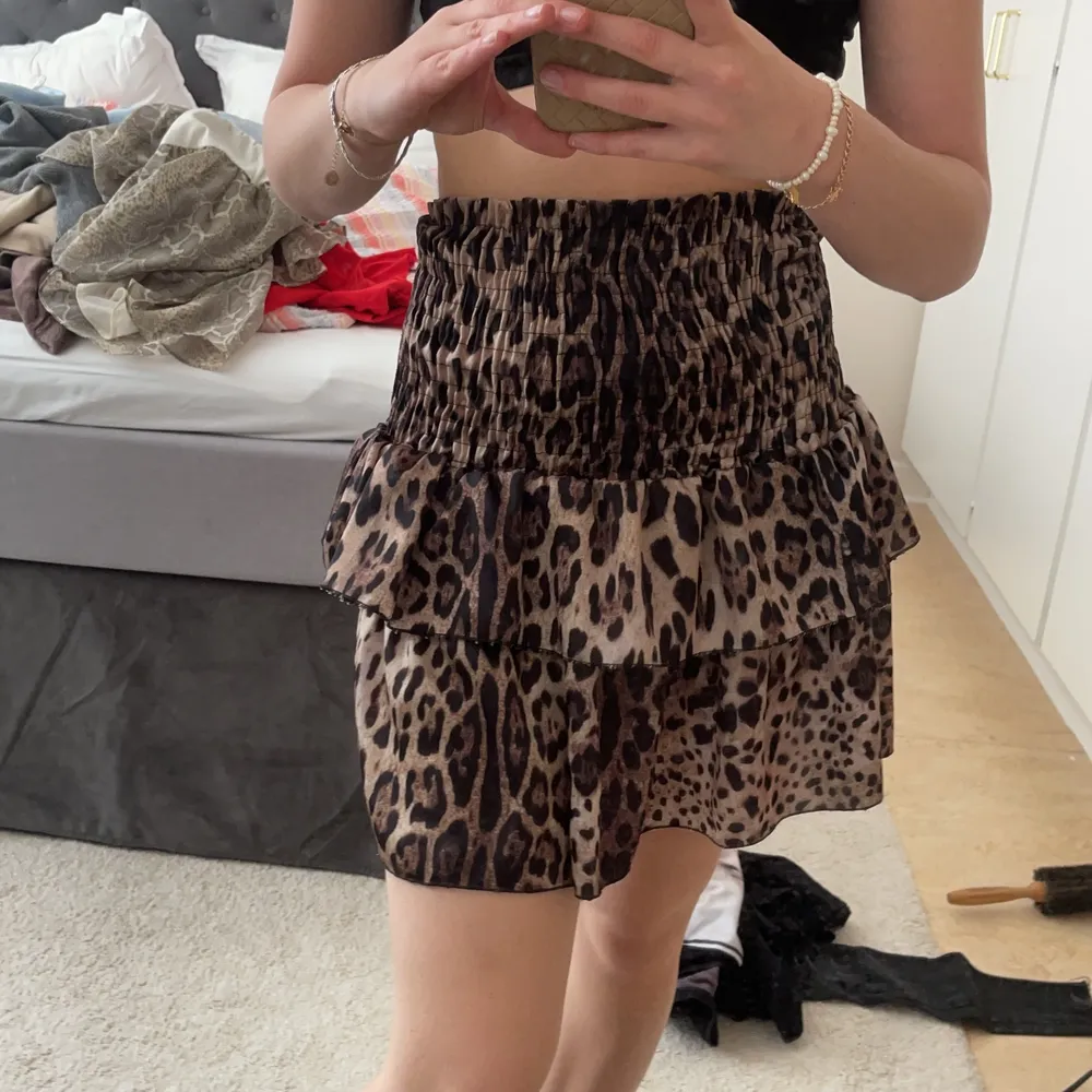 En leopard kjol (storlek XS/S) och en zebra kjol. Den ena kjolen (zebra) är i storlek 42 men jag har satt en nål för att den ska bli mindre. Därav får man med den på ”köpet”. . Kjolar.