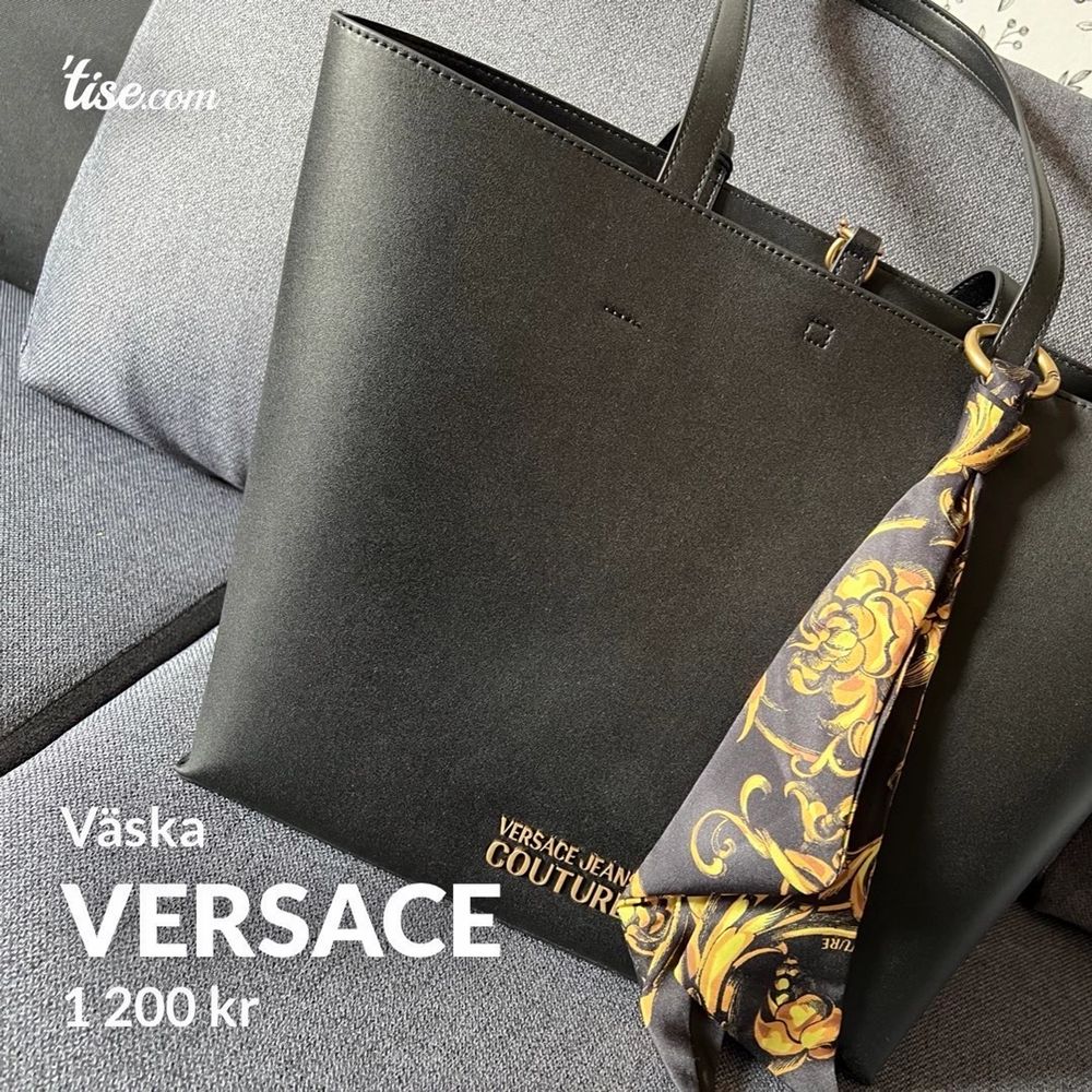 #Versace #jeans #couture #väska #ny #äkta Säljer en helt ny Versace väska. Dustbag medföljer. Kostar 1900kr ny och önskar 1200 för den. Priset kan diskuteras vid snabb och smidig affär! Kan mötas och skickas med spårning.. Väskor.