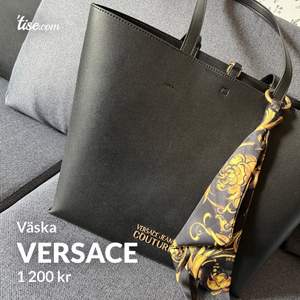 #Versace #jeans #couture #väska #ny #äkta Säljer en helt ny Versace väska. Dustbag medföljer. Kostar 1900kr ny och önskar 1200 för den. Priset kan diskuteras vid snabb och smidig affär! Kan mötas och skickas med spårning.