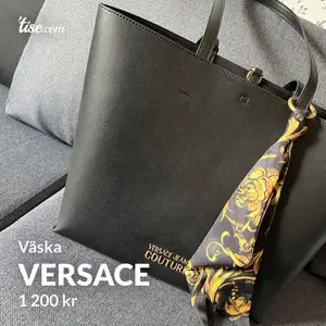 #Versace #jeans #couture #väska #ny #äkta Säljer en helt ny Versace väska. Dustbag medföljer. Kostar 1900kr ny och önskar 1200 för den. Priset kan diskuteras vid snabb och smidig affär! Kan mötas och skickas med spårning.