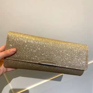 Clutch - Säljer min fina balväska då jag int kommer få använding för den! 