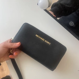 Michael kors plånbok  - Plånbok från Michael kors  I princip ny. Inga repor Pris kan diskuteras