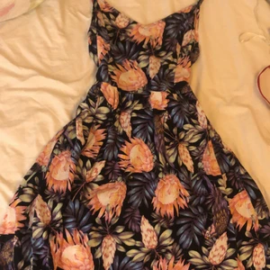 Sommarklänning - Jätte fin och skön och enkel sommarklänning. Tajt där uppe och lös där nere