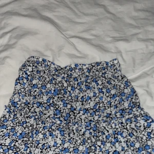 Blommig Zara kjol - Blommig kjol från Zara. Använd några gånger men använder inte längre därför säljs den. Säljer billigare än originalpris (279kr ish original) inga fläckar eller hål och jätte fin kjol. Sitter bekvämt och super fin till sommaren ❤️ pris kan diskuteras