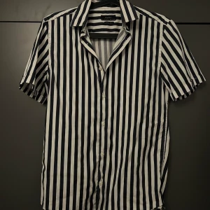 Skjorta Zara  - Nice skjorta när man ska va lite ”finare” ganska liten i storlek 