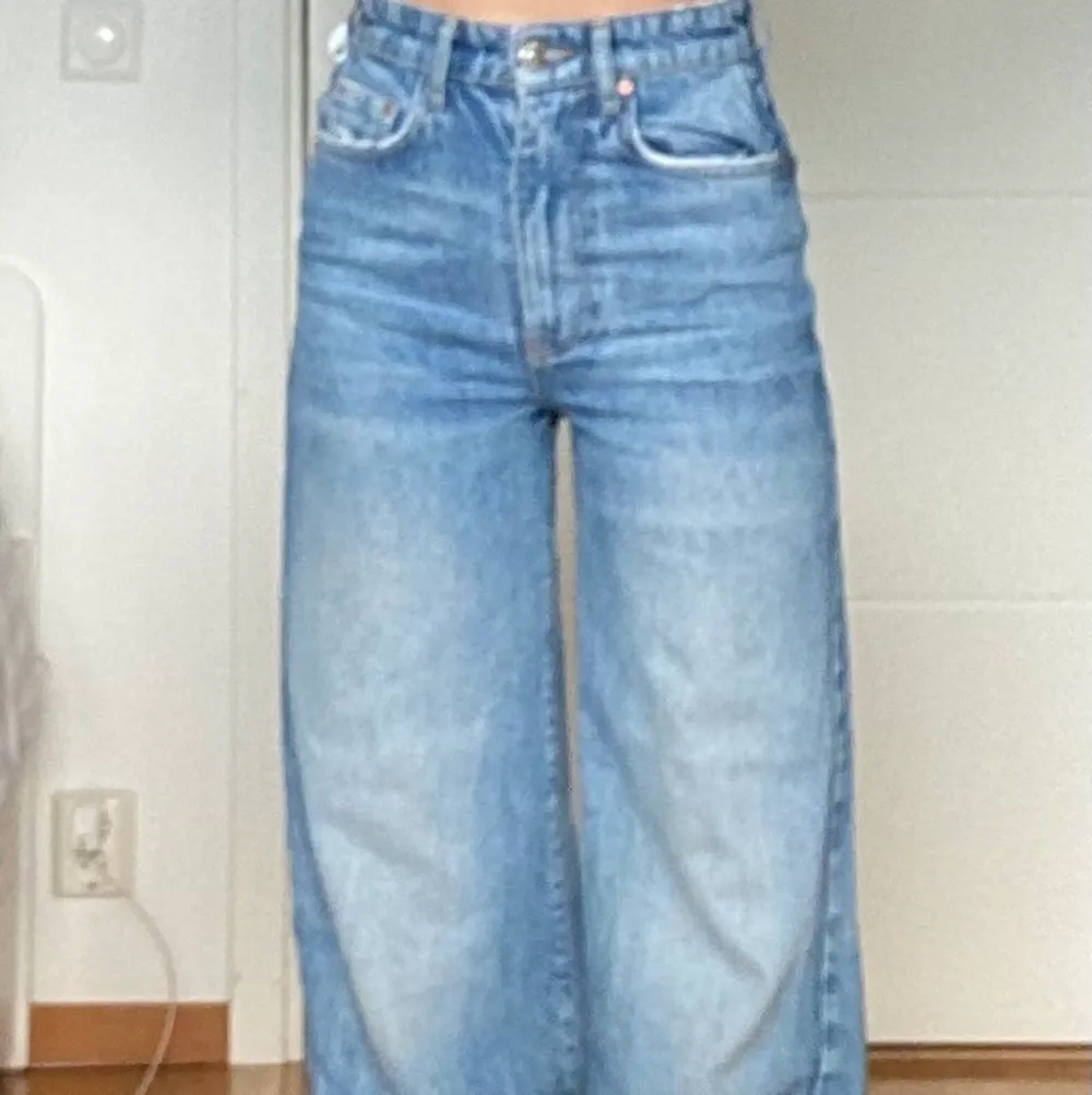 High waiste, wide leg jeans från ginatricot! Sköna. Storklek 30. Jeans & Byxor.