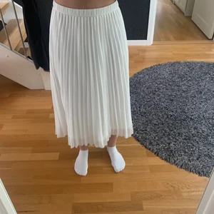Vit kjol - Kjol i storlek S från HM! Aldrig använd och har prislappen kvar! Nypris 250kr nu 90+frakt.