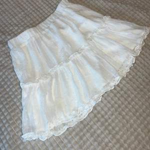 Superfin kort vit kjol med små detaljer, endast använd 1-2 gånger! Säljer pga har för mycket kläder & kjolar jag ej fått användning för. Absolut inga defekter. Storlek S, skulle säga att den passar XS-S då jag själv bär XS o den sitter bra på mig 