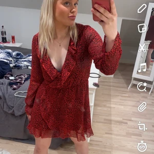 Röd klänning  - Världens finaste klänning som inte kommer till andvänding, strl 36 pris 160kr💕💕