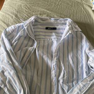 Fin blå vit randig skjorta från Gina Tricot. Är i strl S, och använd ett par fåtal gånger. Köparen står för frakten :) Kontakta mig vid några frågor eller vid intresse! <3