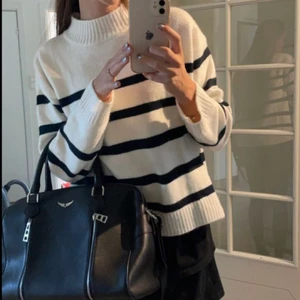 Randig Stickad tröja -  Jättefin randig stickad tröja aldrig använd endast testat köparen står för frakten köpte för runt 300kr💞 Hör av dig vid intresse💕