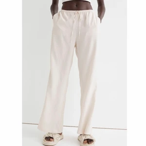 Linnebyxor  - Säljer dessa sprillans nya helt slutsålda linnebyxor med lapp kvar och allt då dem va förstora för mig, beställda direkt från hm. Superfina verkligen och önskar med allt att jag kunde ha dem. Testar lägga ut här och kollar intresse mm. Priset är INTE inklusive frakt, lagt bud är lagt <3