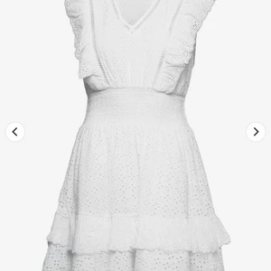 Perfekta sommarklänningen. - Säljer min söta klänning från Guess. Köptes för 1.4 på Boozt.com💞