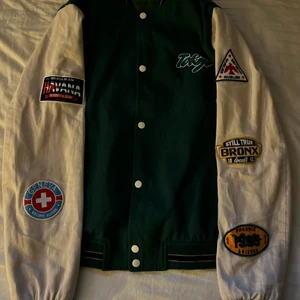 Varsity Jacka/Collage jacka small  - Snygg Varisty/collage jacka.  Storlek S  Köpt från Asos  Fint skick 