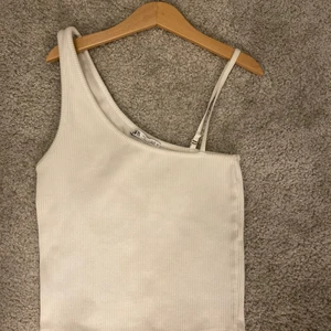 Zara asymmetrisk topp - Säljer så fin nästintill oanvänd topp i storlek S, är stretchig. KÖPAREN står för frakt, börjar priset på 90kr. Den är ifrån zara och säljs inte längre!💗
