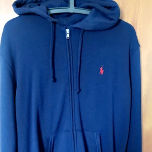 Polo Ralph Lauren Zip Hoodie - Storlek:M  Inköpt i Dubai dock för stor därav knappt använd. Väldigt bra skick