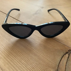 Le specs solglasögon - Le specs x Adam selman solglasögon, lite slö på ena sidan men om man stör sig på det kan man gå till en synsam och fixa det billigt!