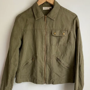 Grön militärjacka  - Jättefin tunn jacka/tröja från cappuccini i linne och bomullsmix❣️