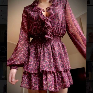 Trendig zara klänning🥰 - LÅNAD BILD!! Kollar intresset på min ursöta zaraklänning som jag köpte i julas. Klänningen passar perfekt till sommarn, är i nyskick och jag säljer bara för att jag använder andra klänningar mer ❤️ Klänningen har ett litet håll vid ena axeln som knappt märks, kontakta så skickar jag bild! ENDAST INTRESSEKOLL 💖 köpare står för frakt