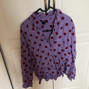 Prickig skjorta - Från Monki i mycket mjukt material. 