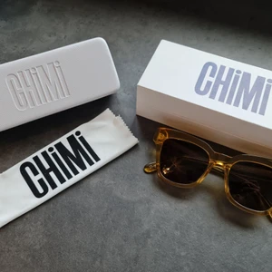 Chimi 005 - INTE SÅLDA! Chimi solglasögon i modellen 005. Färgen är Mango Black. De köptes i slutet av januari och är aldrig använda. Väldigt lika den nya modellen 008. Om du har en fråga eller vill ha fler bilder kan du skicka ett meddelande 😊