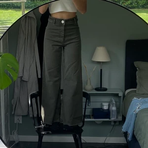 Gröna byxor  - Gröna Byxor från Zara (the marine straight) som tyvärr aldrig har kommit till användning. Storlek 34.