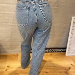 Blåa högmidjade jeans från Weekday i storlek 24/32💕
