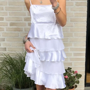 Volangklänning - Mycket poppis volangklänning💝 storlek s-l. Möts i Fridhemsplan eller fraktar:)