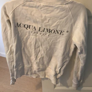 INTRESSEKOLL!! Vit Acqua limone tröja i storleken xxs  - INTRESSEKOLL på min vita acqua limone tröja i storlek xxs. Använd fåtal gånger och är ganska bra skick. Den ser väldigt skrynklig ut men det går att stryka.
