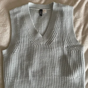 Väst - Säljer en stickad blå väst då det inte är min stil, den är endast använd 1 gång💗