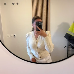 Pieces strl xs - Säljer denna fina topp/kofta från Pieces. Den har en jätte mjuk material och färgen är beige Tröjan kan även passa för storlek s Frakt+köp ❤️