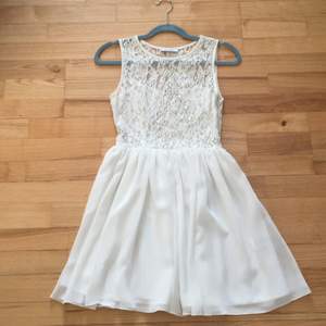 Säljer en superfin vit klänning som är i mycket bra skick från Nelly.com 