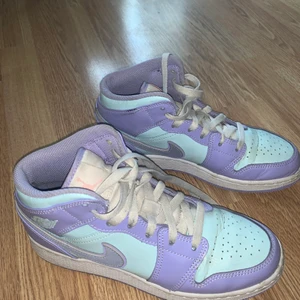 Jordans - Dessa väldigt fina jordans är i storlek 38,5 men eftersom jag i vanliga fall är 38 funkar dom för en 38 också. Väldigt fina till sommaren men är inte riktigt min stil längre🥰