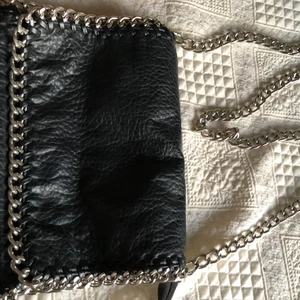 Väska från tiamo  - Snygg väska från tiamo . Bra skick något sliten på de silvriga kedjan annars bra . Köparen står för frakten 😊