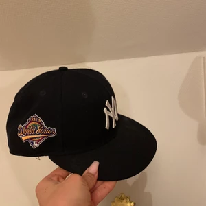 59fifty keps - Skitsnygg 59fifty keps i marinblå/svart. Ett tryck på sidan och bandana mönster under kepsen. Limited edition. Köpt för 600kr o säljer för 350kr. Ändvänd men är fortfarande 9/10. Storlek 61,5.  58-62 är det normala så denna bör sitta perfekt för alla💕💕