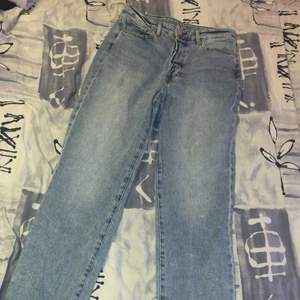 Ett par blåa jeans. Typ använda 1-2 gånger i nyskick. I storlek 38. 