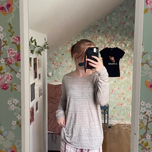 Enkel mysig långärmad tröja från HM - Har inte används på länge! Ganska tunn och mjuk, väldigt mysig!