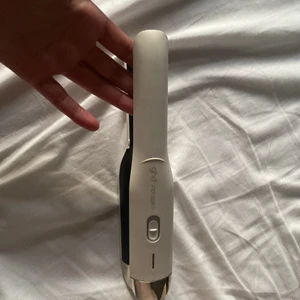 bärbar platttång GHD - en barbär liten plattång av de kända märket ghd den måste laddas innan andvändning och laddingen håller länge!  den är passande för när man reser eller at bara ha i väskan . •orginal pris 2700 men släjs för 800! •aldrig andvänd! • kommer med laddre