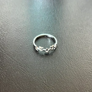 Stjärnring - En silvrig stjärnring Använd ett fåtal gånger, säljs pågrund av inte min stil. Du kan välja frakt alternativ själv. 